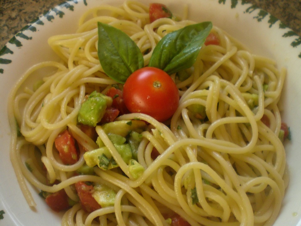 Spaghetti mit Tomaten - Avocado - Salsa | Chefkoch