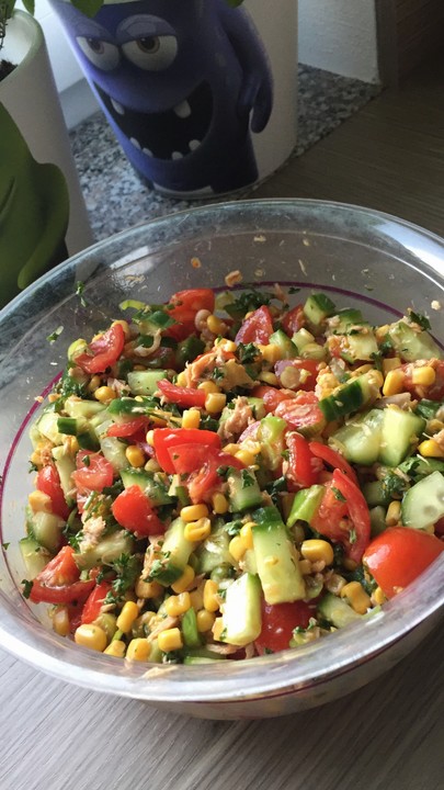 Tomate-Gurke-Mais-Salat mit Thunfisch und Petersilie von fische242 ...