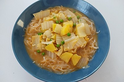 Hühnersuppe mit Chinakohl und Kokosmilch (Bild)