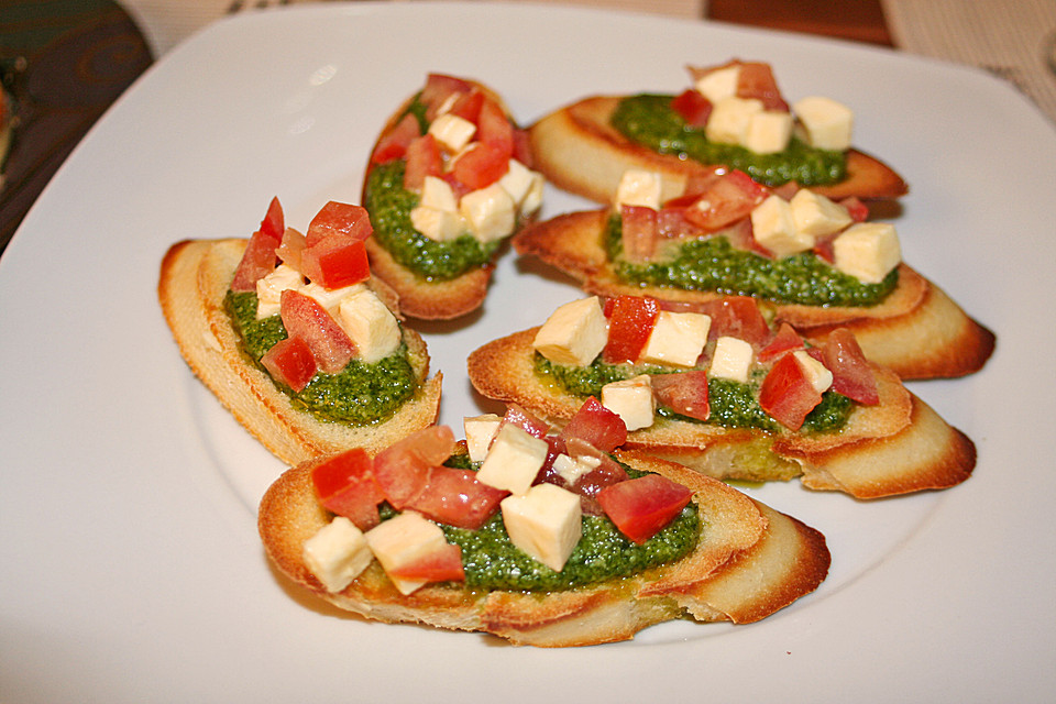 Crostini mit Rucolapesto und Tomaten-Mozzarella-Salat von feuervogel ...