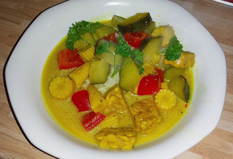 Veganes Curry mit Tofu, Paprika, Zucchini, Staudensellerie und Mini ...
