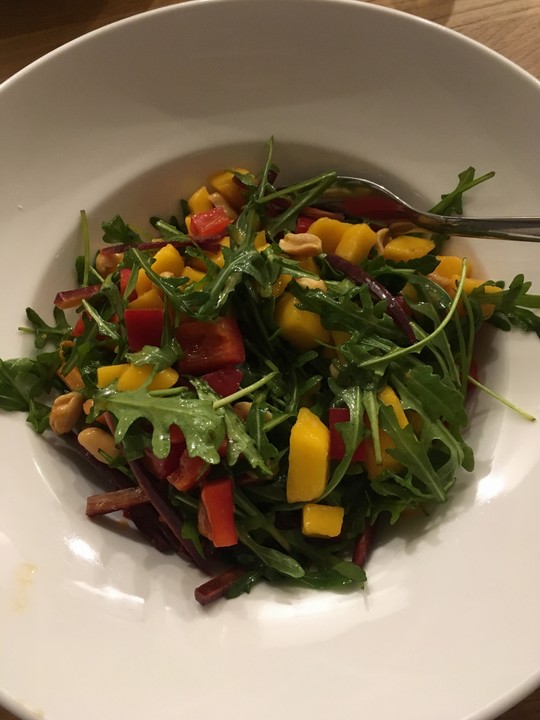Exotischer Mango-Salat mit Paprika, Koriander und Erdnüssen | Chefkoch