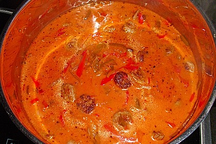 Würstchengulasch mit Paprika (Bild)