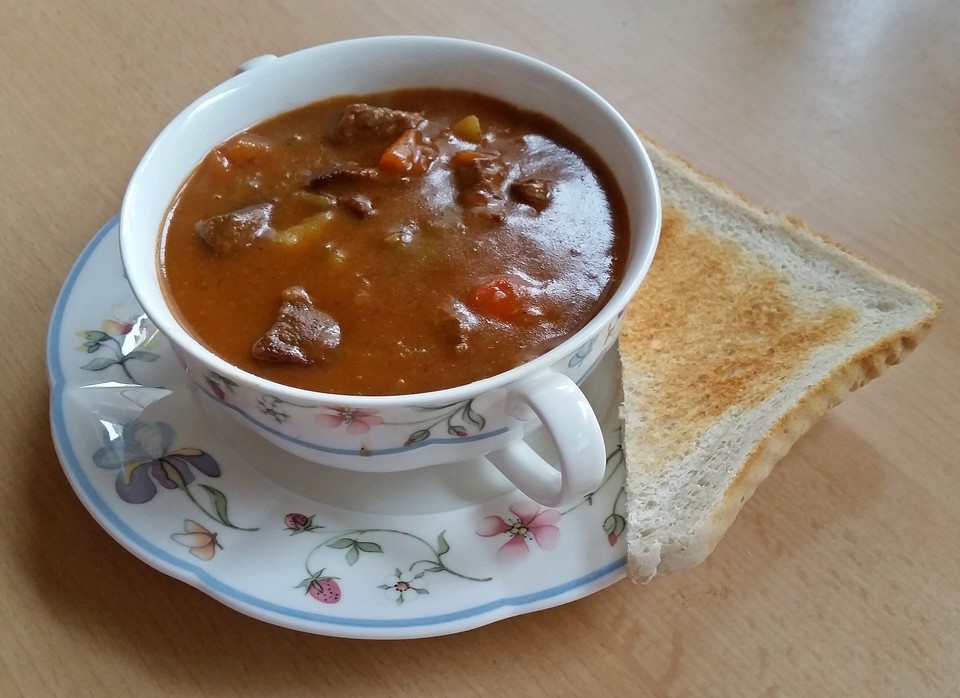 Gulaschsuppe im Kessel oder Topf