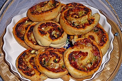 Pizzaschnecken mit Zucchini und Schinken (Bild)