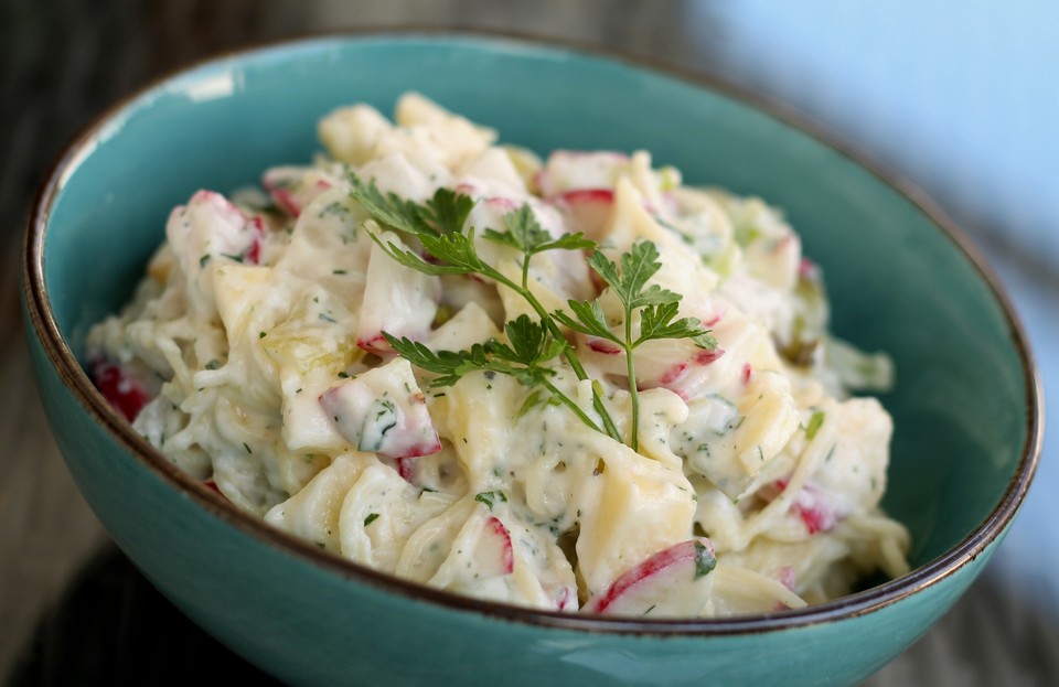 Nudelsalat mit Radieschen, Frühlingszwiebeln und Äpfeln von ...