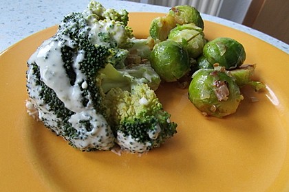 Brokkoli mit Parmesan-Senf-Sauce (Bild)