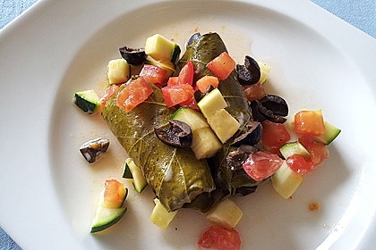 Weinblätter mit Fleischfüllung an Tomaten, Zucchini und Oliven (Bild)