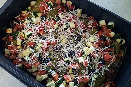 Weinblätter mit Fleischfüllung an Tomaten, Zucchini und Oliven (Bild)