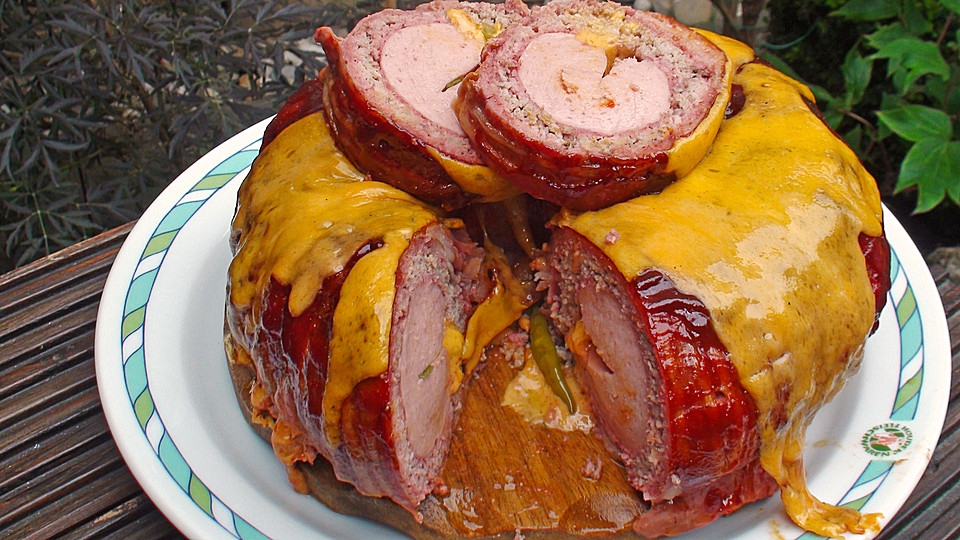 Gefüllte Fleischwurst im Hackfleisch-Bacon-Mantel von BBQ_Pit_Boys_LA ...