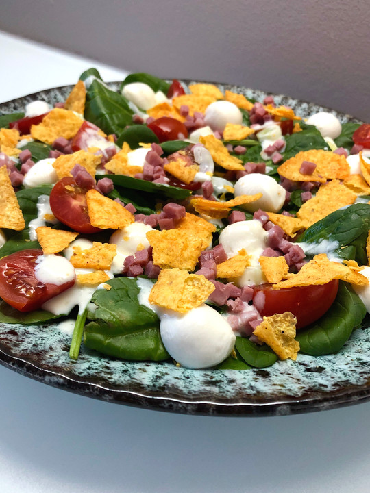 Blattspinat-Salat mit Ranch-Dressing und Nachos von julesibulesi | Chefkoch