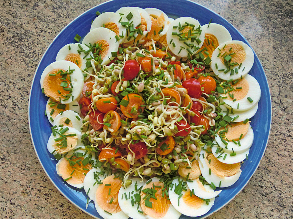 krümeltigeres Mungobohnensprossen-Salat mit Tomaten und Eiern von ...