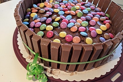 Bunte Schoko-KitKat-Smarties Torte (Bild)