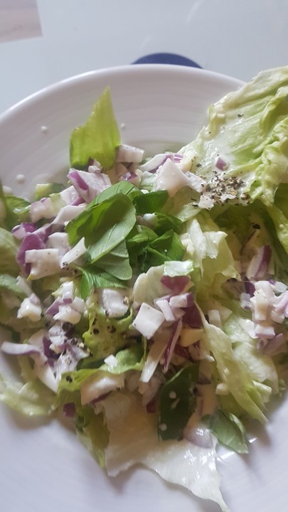 Eisbergsalat mit super leckerem Dressing von Antonimaroni | Chefkoch