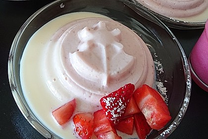 Erdbeer-Joghurtdessert mit frischen Erdbeeren (Bild)