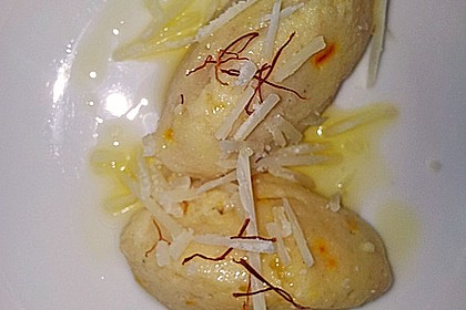 Butternockerl mit Safran und Parmesan (Bild)