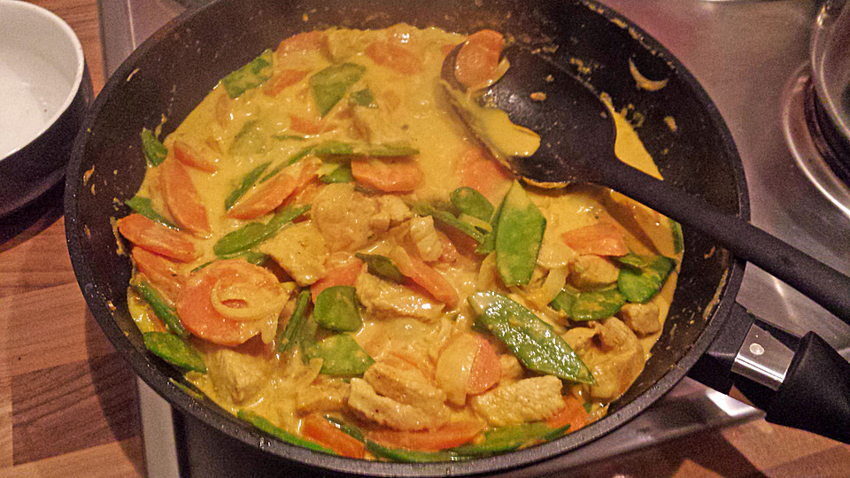 Thai Curry mit Hähnchen, Zuckerschoten und Mango von SchmausireX | Chefkoch
