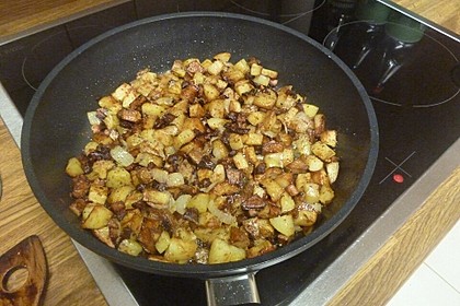 Bratkartoffeln mit Schweinebauch (Bild)