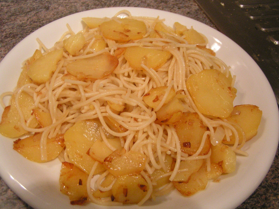 Kartoffel-Nudel-Pfanne mit Ei und Salami von kallewiersch2014 | Chefkoch