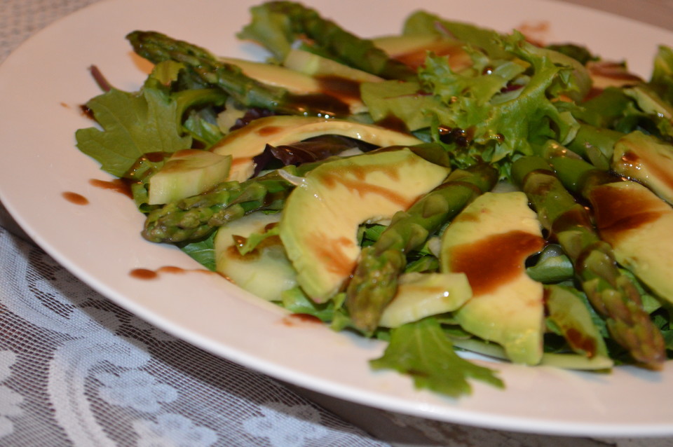 Frühlingssalat mit grünem Spargel und Avocado von GundelSince2011 ...