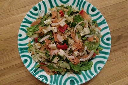 Salat von Gemüse mit gelben Linsen und Räucherlachs (Bild)