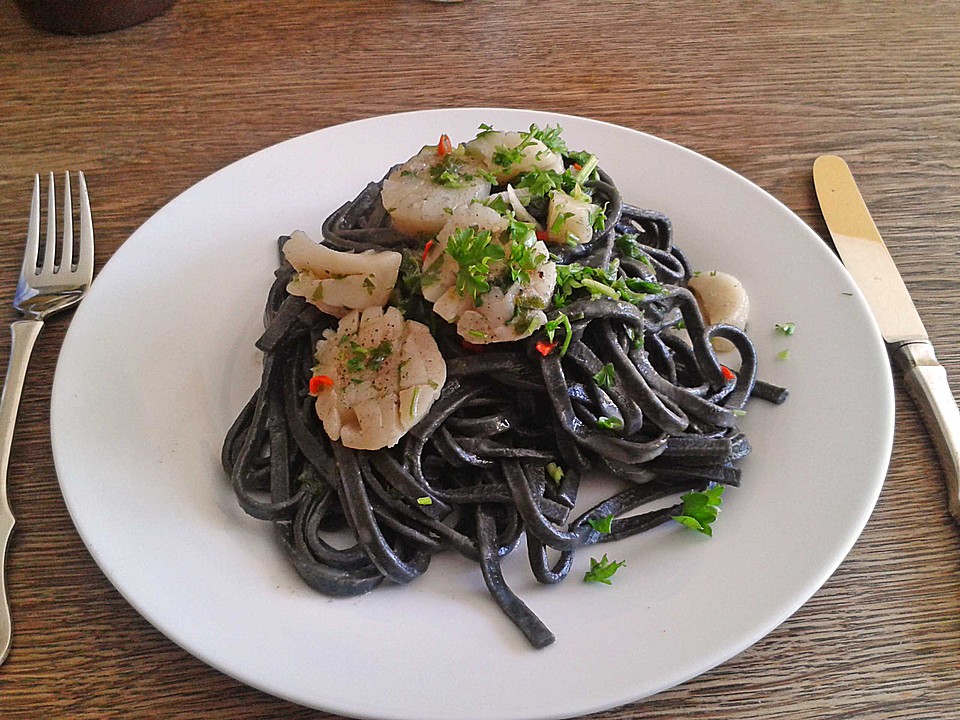 Schwarze Chilipasta mit Jakobsmuscheln von Untrennbar | Chefkoch