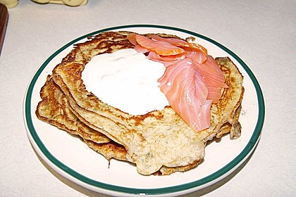 Pfannkuchen mit Lachs und Kräuterdip (Bild)