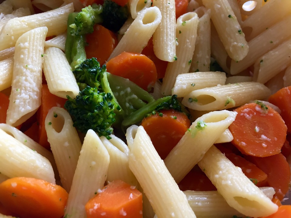 Vegetarischer Nudelsalat mit Brokkoli und Karotten von hatecake | Chefkoch