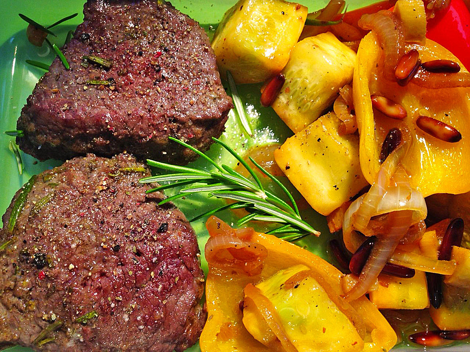 Marinierte Rindersteaks mit Zucchini-Paprika-Ingwer-Gemüse von SessM ...