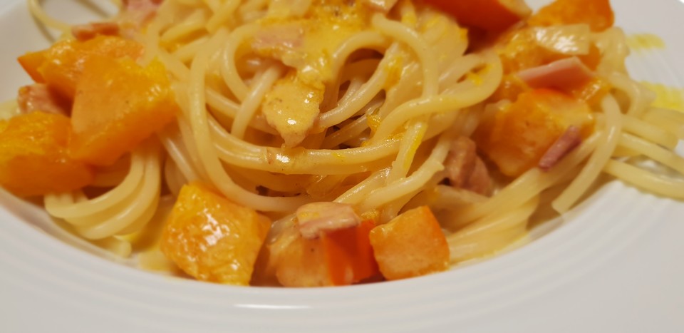 Spaghetti mit Kürbis-Schinken-Frischkäse-Sauce von Sandybee | Chefkoch