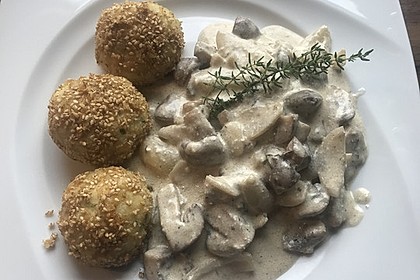 Knusprige Sesamknödel aus Kartoffeln, Mehl und Grieß (Bild)