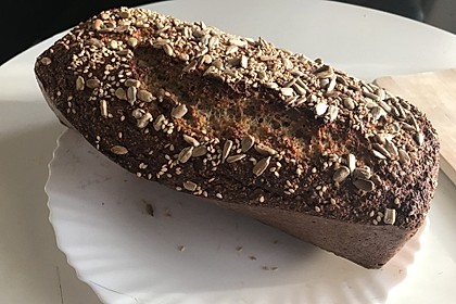 Eiweißbrot mit Sonnenblumenkernen (Bild)