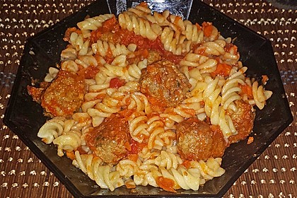 Nudeln mit Fleischbällchen in Tomatensauce (Bild)