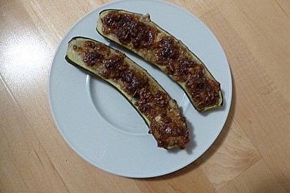 Überbackene Zucchini mit Walnussfüllung (Bild)