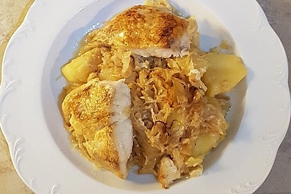 Fischfiletauflauf mit Sauerkraut und Kartoffeln (Bild)