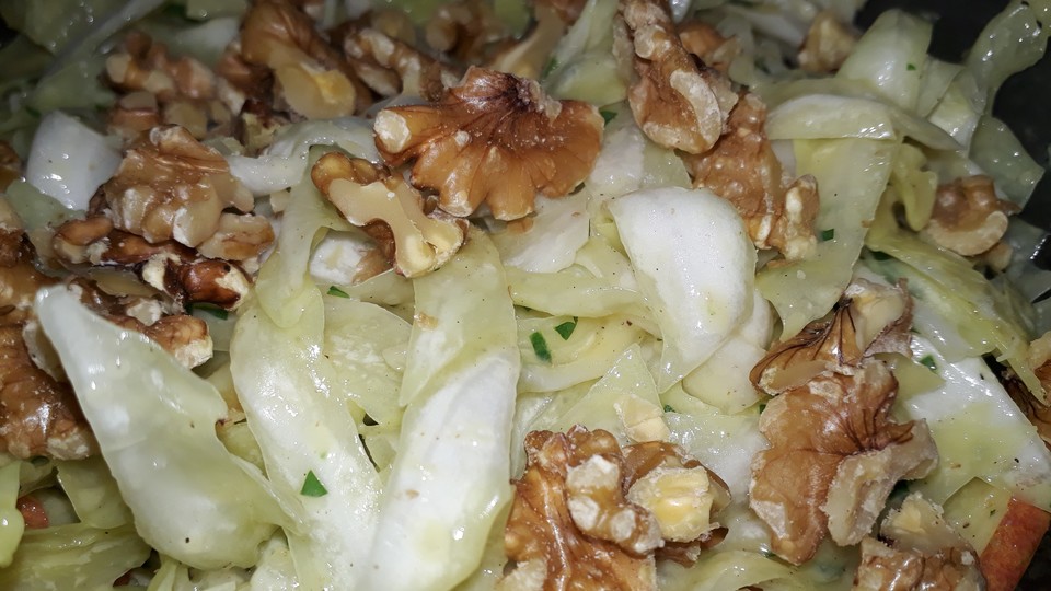 Spitzkohl-Apfel-Walnuss-Salat von maruschena | Chefkoch.de