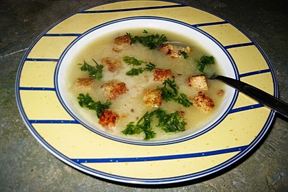 Champignonsüppchen mit Croûtons und Petersilie (Bild)