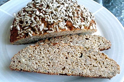 Low-Carb-Brot mit Sonnenblumenkernen (Bild)
