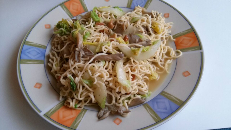 Mie-Nudeln mit Austernpilzen, Chinakohl und Cashews aus dem Wok von ...