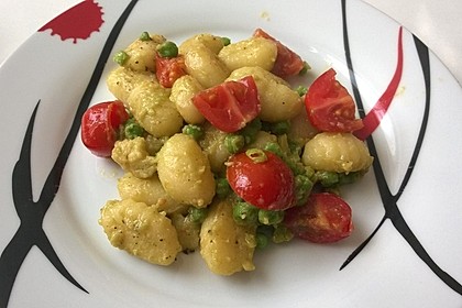 Gnocchi mit Avocado-Basilikum-Pesto (Bild)