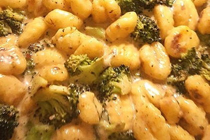 Gnocchi mit Brokkoli und Pesto Rosso (Bild)