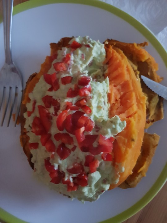 Gebackene Süßkartoffeln mit Avocado-Paprika-Creme von cschoenbrodt ...