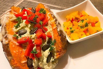 Gebackene Süßkartoffeln mit Avocado-Paprika-Creme (Bild)