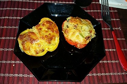 Ofenpaprika mit Couscous-Füllung (Bild)