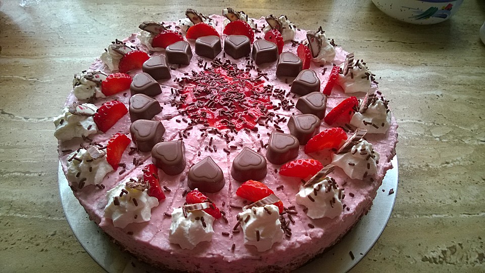 Erdbeer-Yogurette-Torte mit Nussboden von CupCakes92 | Chefkoch