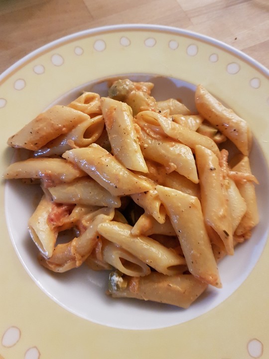 Penne in Tomaten-Gemüse-Schafskäsesoße von küchen_zauber | Chefkoch