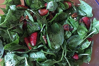Erdbeer-Spinat-Salat mit Pecannüssen (Bild)