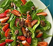 Erdbeer-Spinat-Salat mit Pecannüssen (Bild)