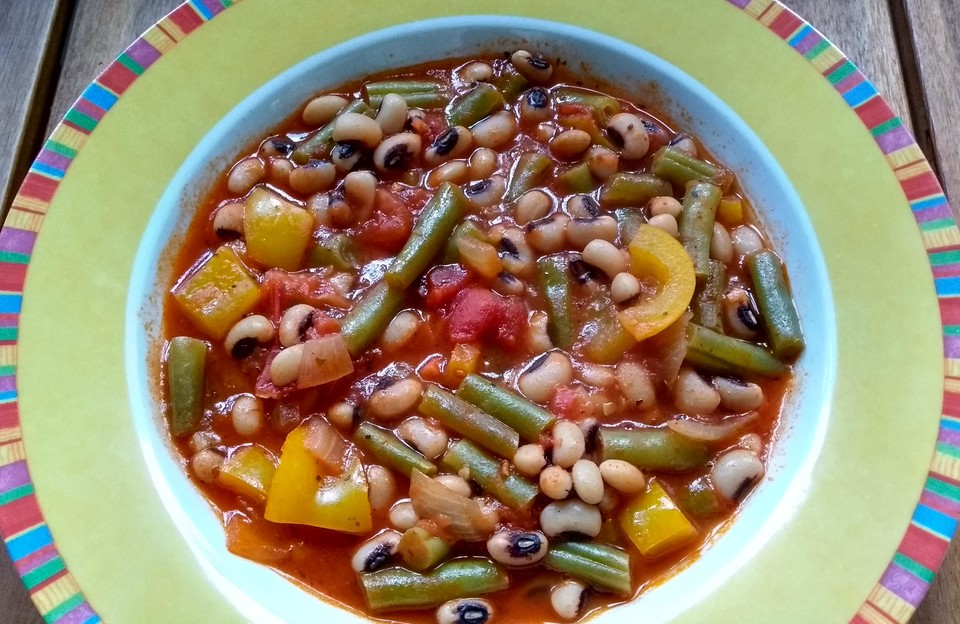 Sommerlicher bunter Bohneneintopf mit Pistazien-Oliven-Tapenade von ...