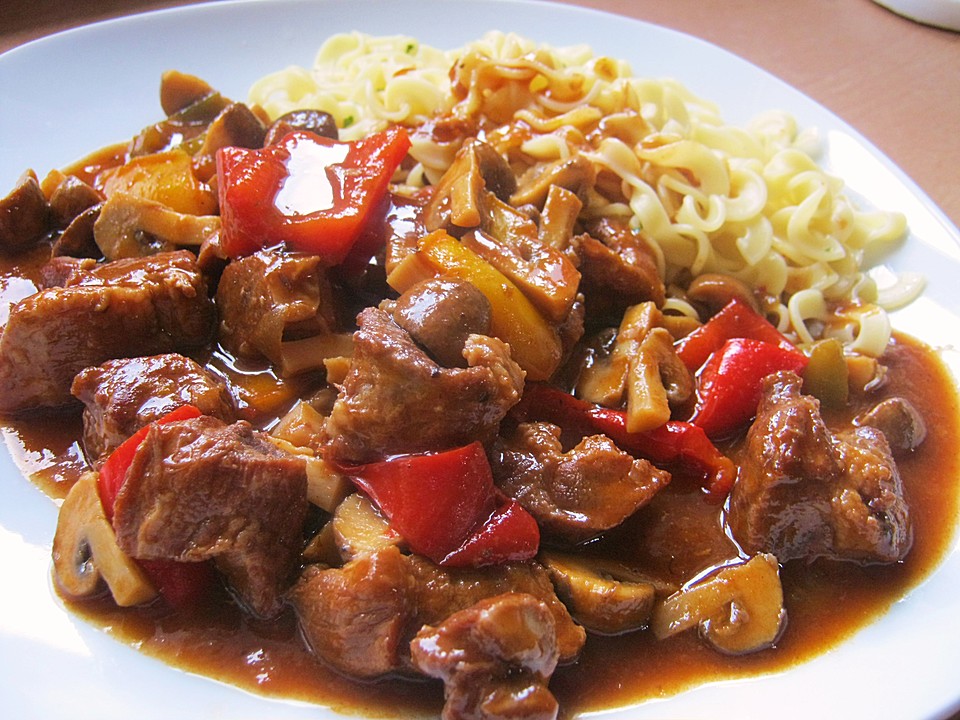 Schweinegulasch mit Paprika und Champignons von Cohal | Chefkoch